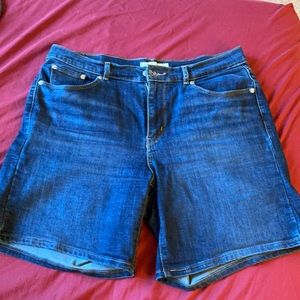 Dark wash levi Strauss classic shorts